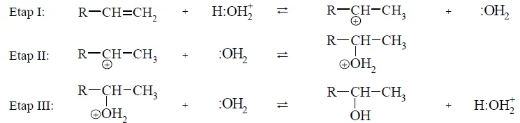 Image 38 - Woda przyłącza się do alkenów w obecności silnie kwasowego katalizatora H3O+ Addycja ta przebiega poprzez tworzenie kationów z ładunkiem dodatnim zlokalizowanym na atomie węgla, czyli tzw. karbokationów. Mechanizm tej reakcji dla alkenów o wzorze ogólnym R–CH=CH2 (R – grupa alkilowa) można przedstawić w trzech etapach.