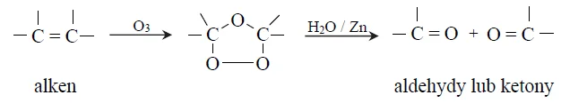 Image 95 1 - Strukturę alkenu można określić, jeśli zna się liczbę i układ atomów węgla w cząsteczkach aldehydów i ketonów (związki łatwe do identyfikacji) otrzymanych w wyniku ozonolizy alkenu. Ozonoliza alkenu jest procesem polegającym na rozszczepieniu (całkowitym rozerwaniu) podwójnego wiązania węgiel – węgiel w cząsteczce alkenu za pomocą ozonu. Proces jest dwuetapowy: pierwszy etap polega na addycji ozonu do wiązania podwójnego z wytworzeniem ozonku, a drugi – na hydrolizie ozonku. Proces hydrolizy prowadzi się przy udziale pyłu cynkowego jako czynnika redukującego, który zapobiega tworzeniu nadtlenku wodoru mogącego reagować z powstałymi aldehydami i ketonami. W zależności od budowy alkenu produktami ozonolizy mogą być wyłącznie aldehydy lub wyłącznie ketony, lub aldehydy i ketony.