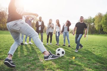 Niektórzy widzą tu młodych ludzi aktywnie spędzających czas na ruchu na świeżym powietrzu. Inni widzą młodzież, którą należy za wszelką cenę ukarać za brak stroju na zmianę.